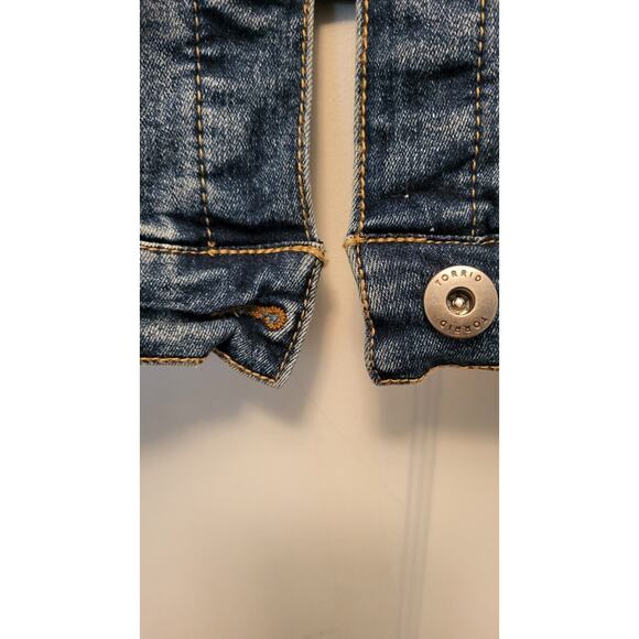 Torrid Denim Short Jean Jacket Womens Size 2 Blue Button Up (Size Plus 18-20) - Picture 4 of 13